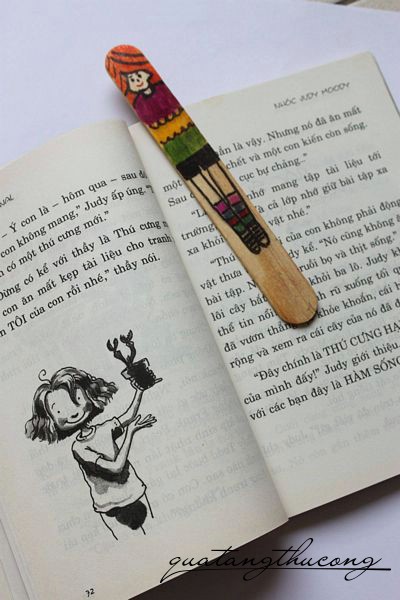 Bookmark cô gái áo sọc