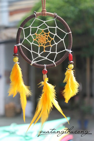 Dreamcatcher lông vũ màu vàng