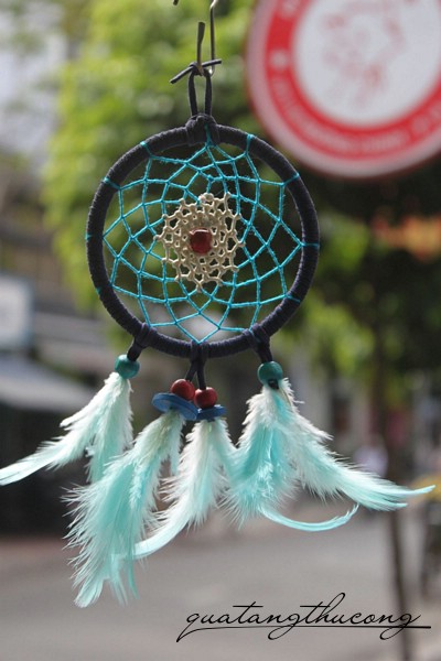 Dreamcatcher đen lông vũ màu xanh ngọc