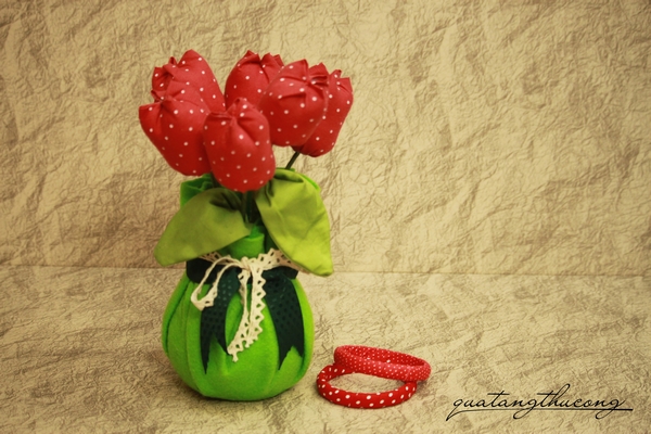 Hoa tulip vải chấm bi đỏ