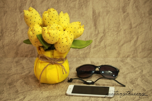 Hoa tulip vải chấm bi vàng