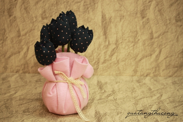 Hoa tulip vải chấm bi đen