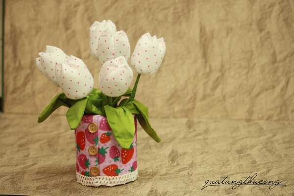 Hoa tulip vải chấm bi trắng