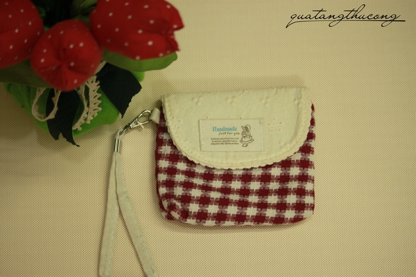 Túi vòng cung vintage caro đỏ trắng