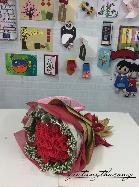 Bó hoa hồng đỏ từ giấy nhún