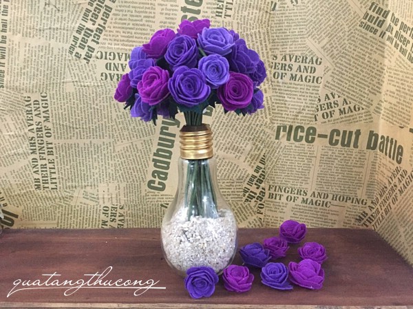Lọ hoa hồng bóng đèn huyền bí