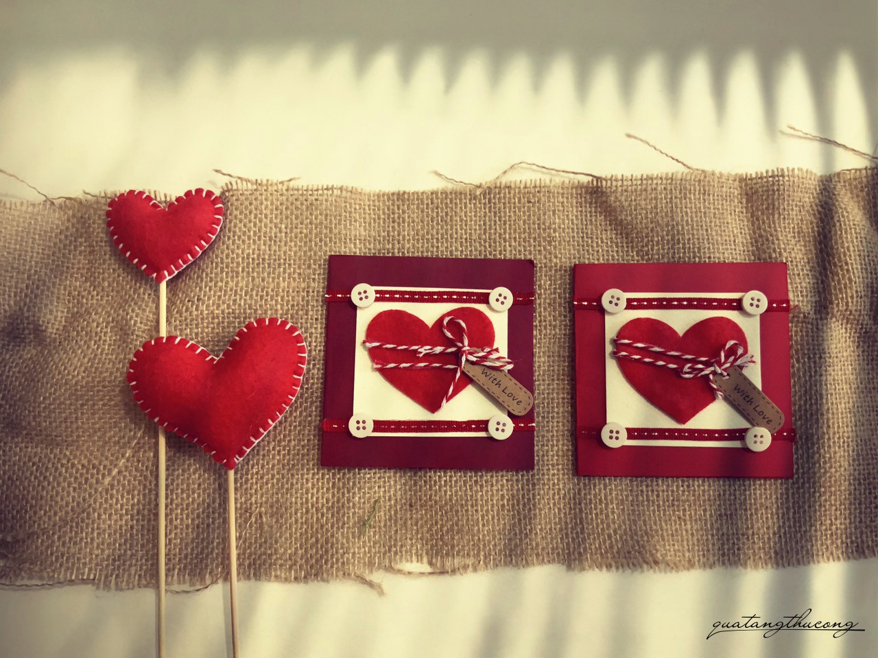 Thiệp trái tim nỉ With Love tông đỏ