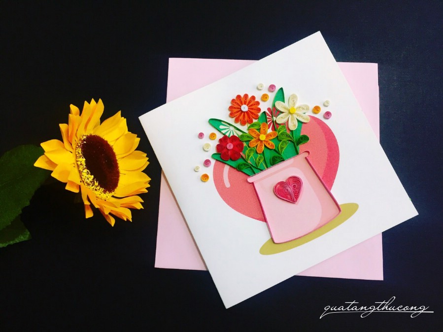 Thiệp quilling lọ hoa trái tim