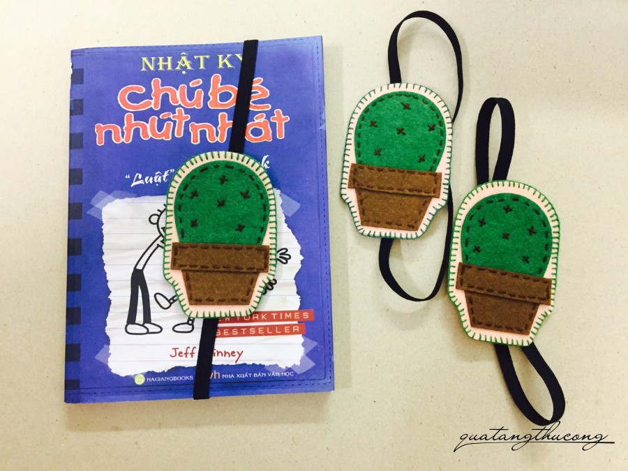 Bookmark vải nỉ xương rồng mẫu 1