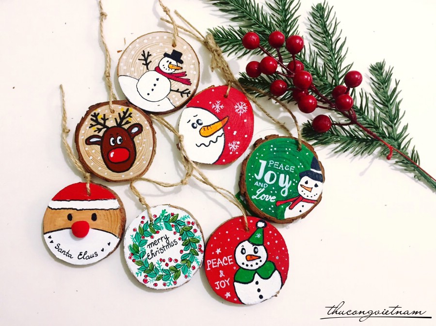 Những khoanh gỗ vẽ tay trang trí Noel