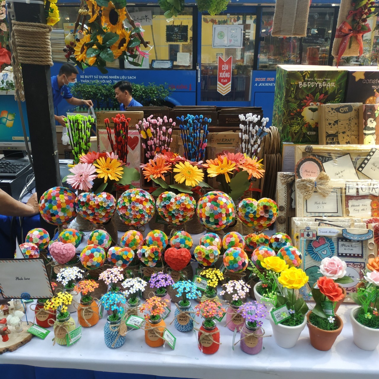 Cùng dạo đường Sách với những sản phẩm của Vinacraft