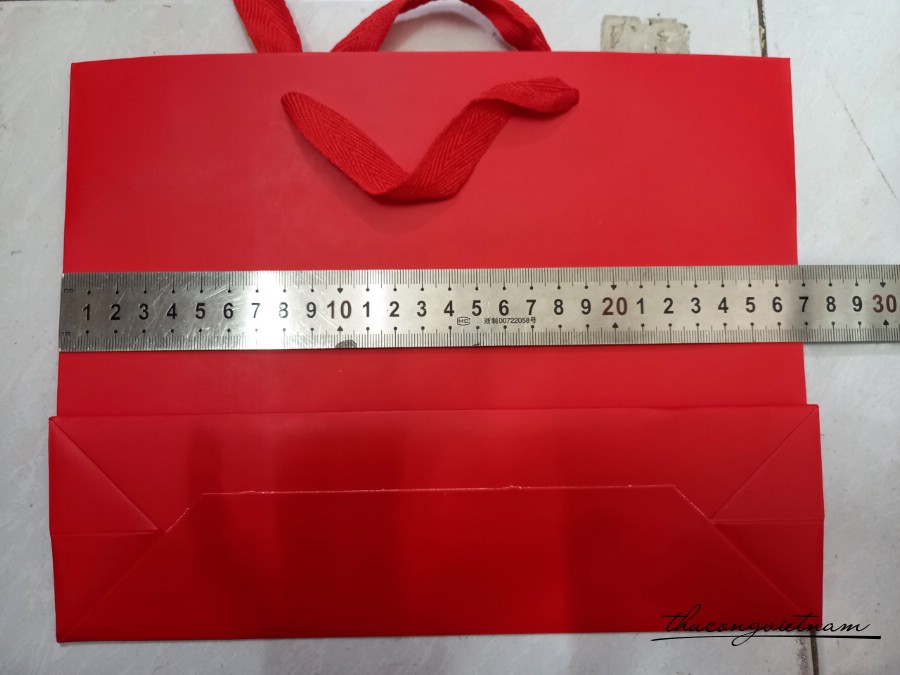Túi giấy màu đỏ quai vải ngang 27*21*8cm