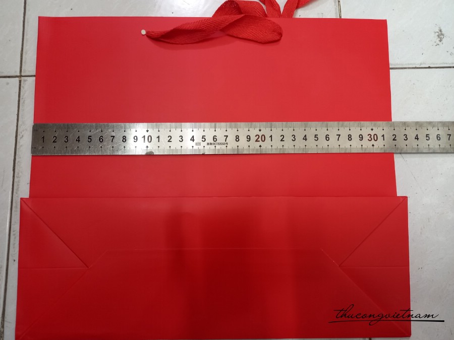 Túi giấy màu đỏ quai vải ngang 22*18*10cm