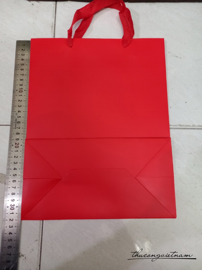 Túi giấy màu đỏ quai vải dọc 32*25*13cm