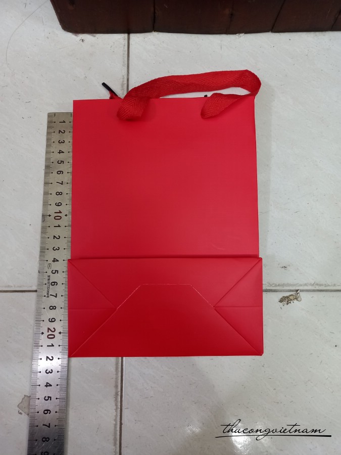 Túi giấy màu đỏ quai vải dọc 22*16*8cm