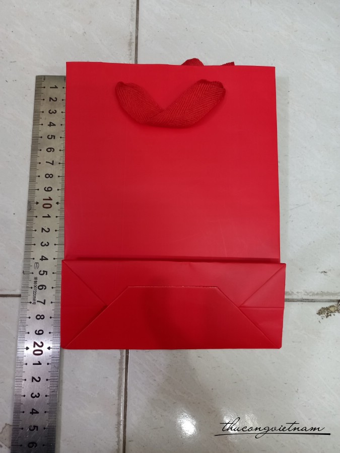 Túi giấy màu đỏ quai vải dọc 20*15*6cm