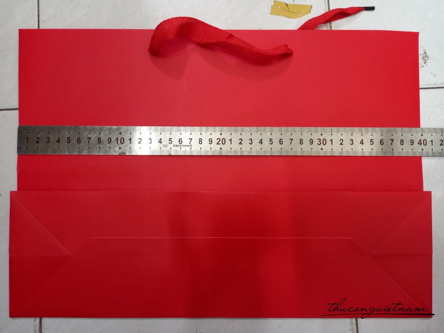 Túi giấy màu đỏ quai vải ngang 40*28*12cm