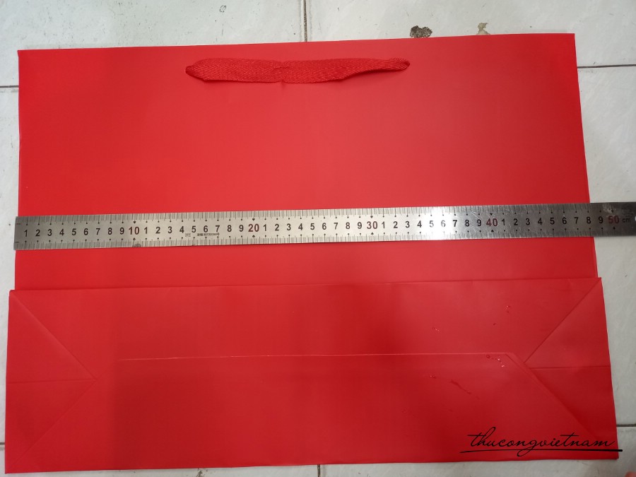 Túi giấy màu đỏ quai vải ngang 48*35*14cm
