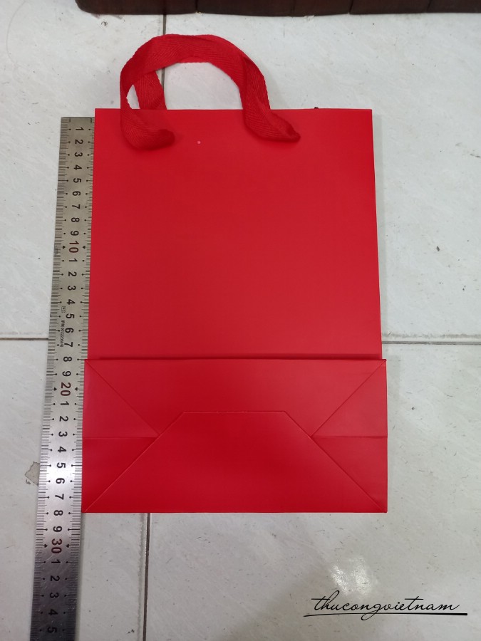 Túi giấy màu đỏ quai vải dọc 28*20*10cm