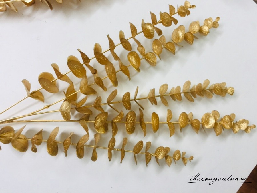 Cành lá táo phủ nhũ vàng