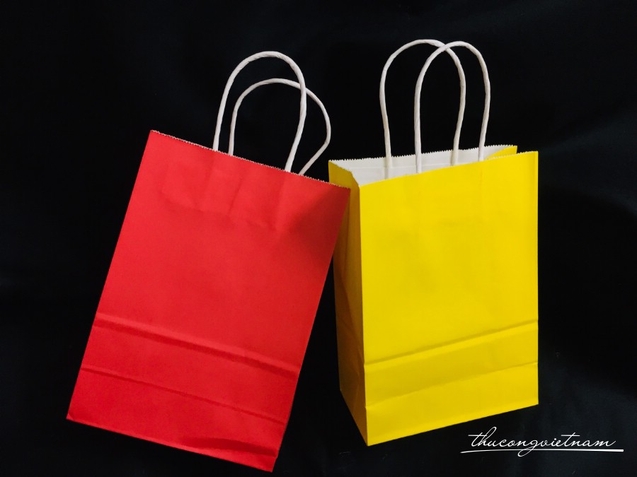 Set 2 túi giấy màu đỏ và vàng quai giấy 15.5*8*22cm