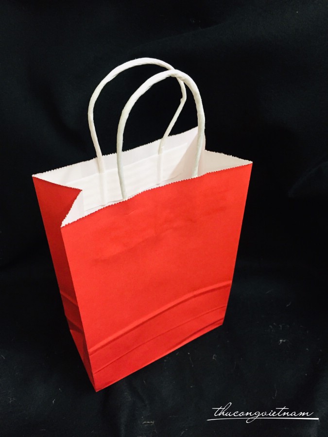 Túi giấy màu đỏ quai giấy 15.5*8*22cm
