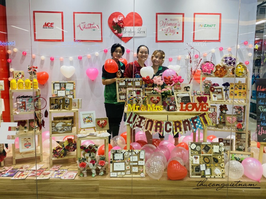 Vinacraft Với Window Display Mang Chủ Đề Valentine Và 8-3