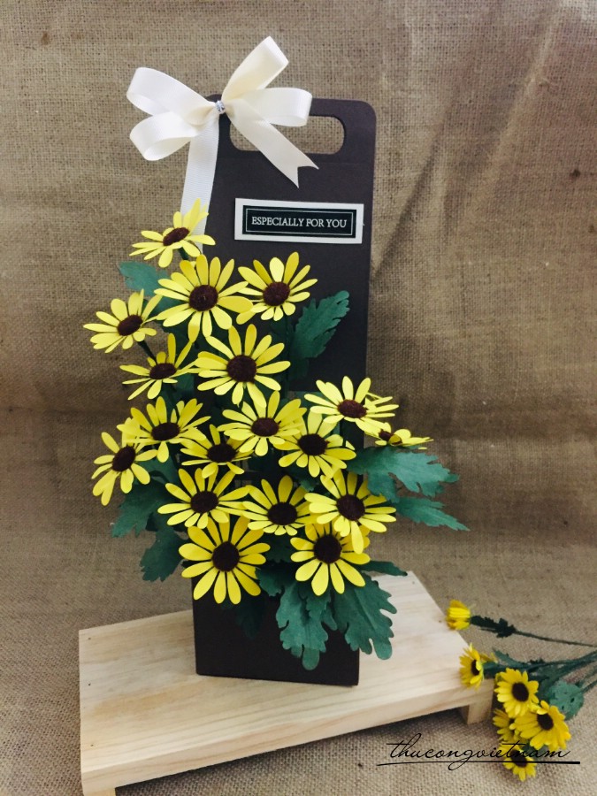 Giỏ hoa cúc 14 cánh màu vàng (10*30cm)