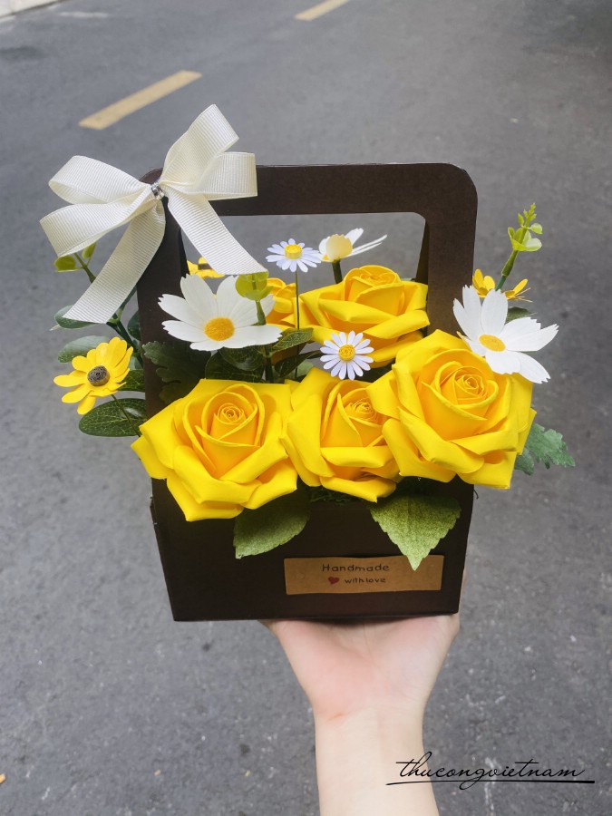 Giỏ hoa hồng mỹ thuật màu vàng (14*22cm)