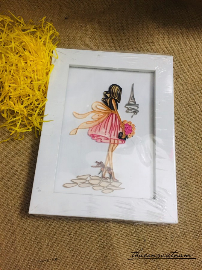 Tranh quilling cô gái váy hồng 15*21cm