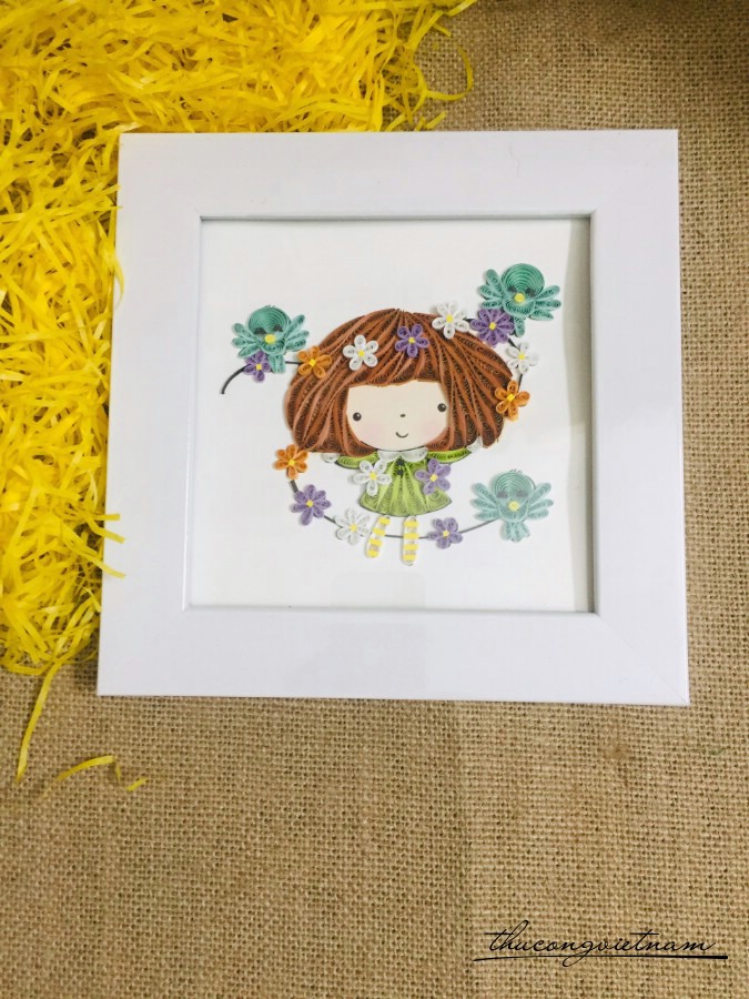 Tranh quilling bé gái váy xanh 15*15cm