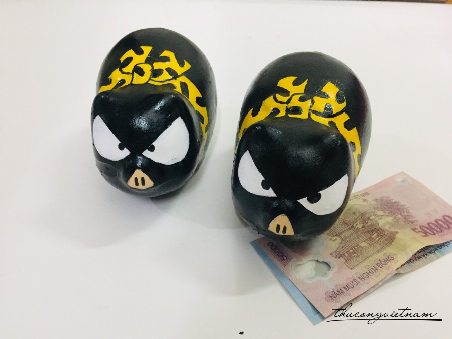 Heo đất Heo đen nơ vàng 17.5*12*12.5cm