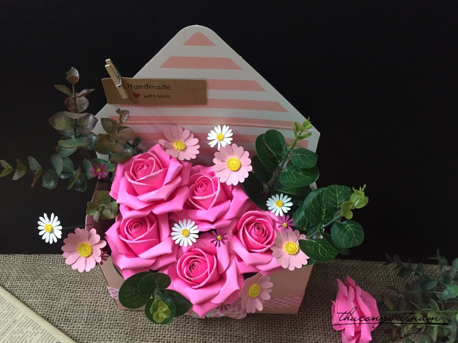 Hộp Hoa Hồng Phong Thư (20*16*7cm) - màu hồng nhạt 