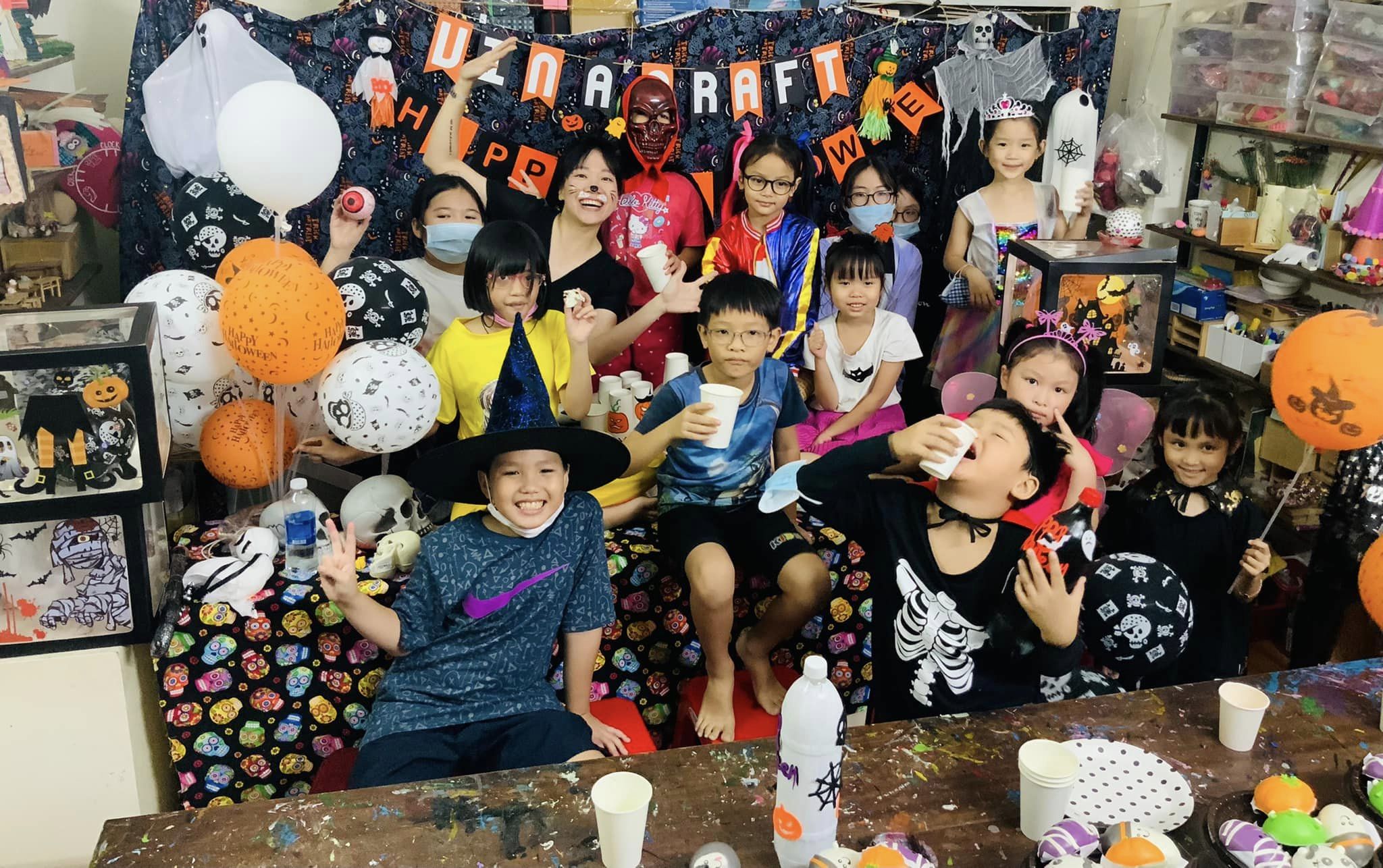 Tiệc Halloween cùng các bạn nhỏ trong workshop Halloween: 