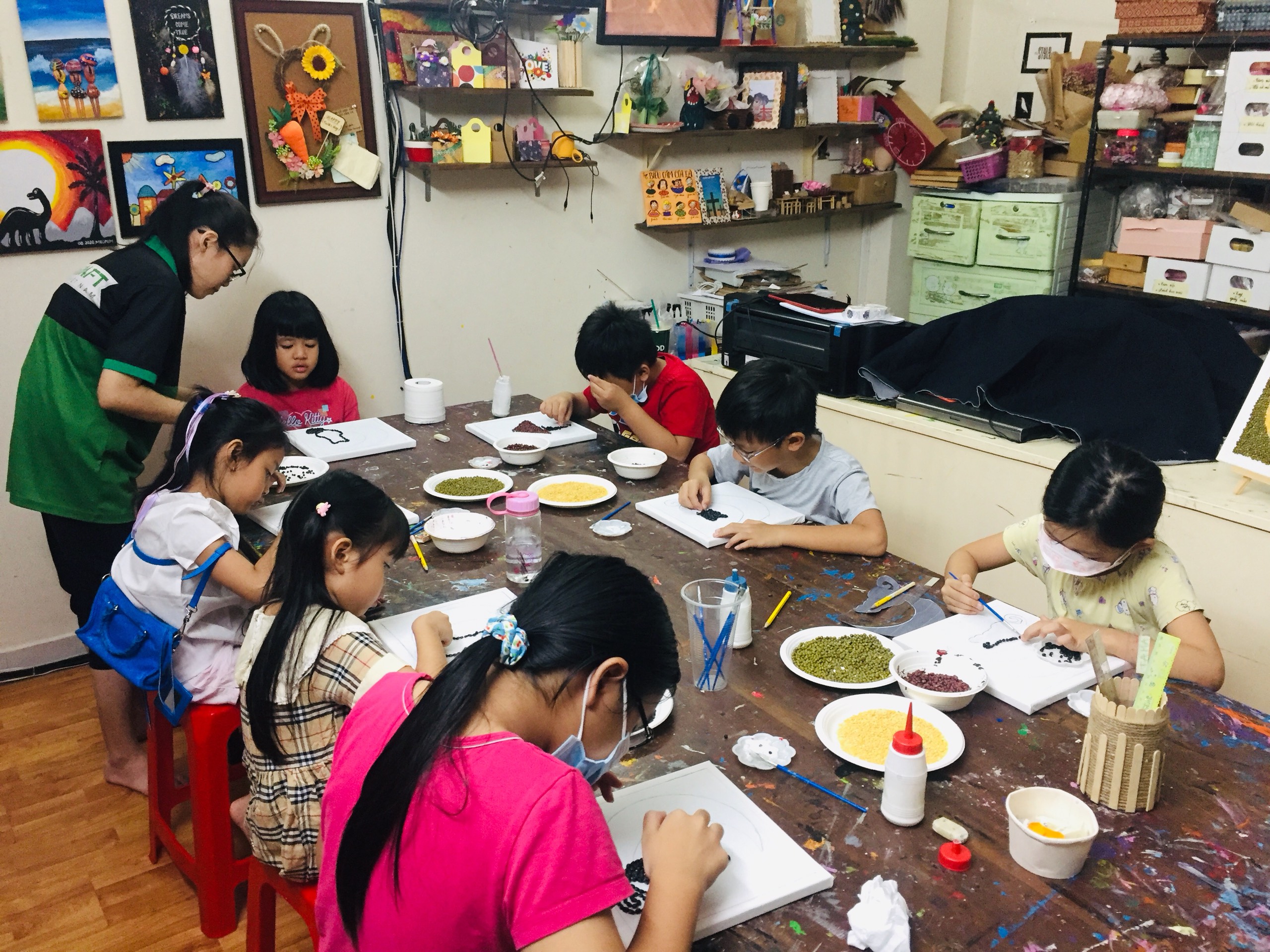 Cùng làm tranh đậu với các bé lớp học thủ công