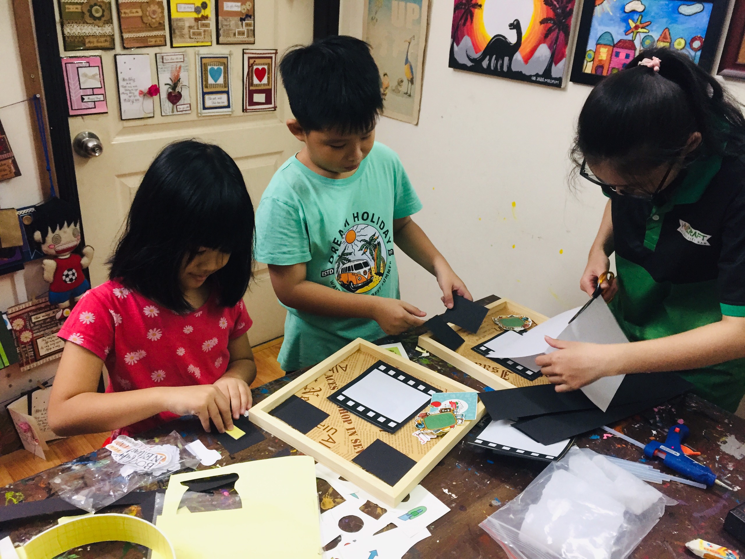 Cùng các bé lớp thủ công làm quà nhân ngày 20-11