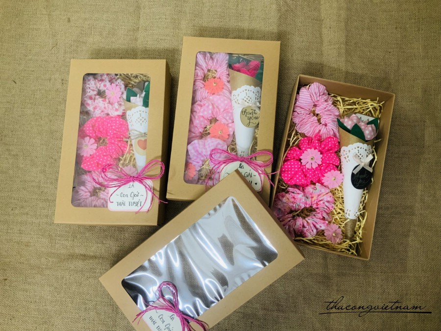 Hộp Scrunchies kèm hoa tông hồng