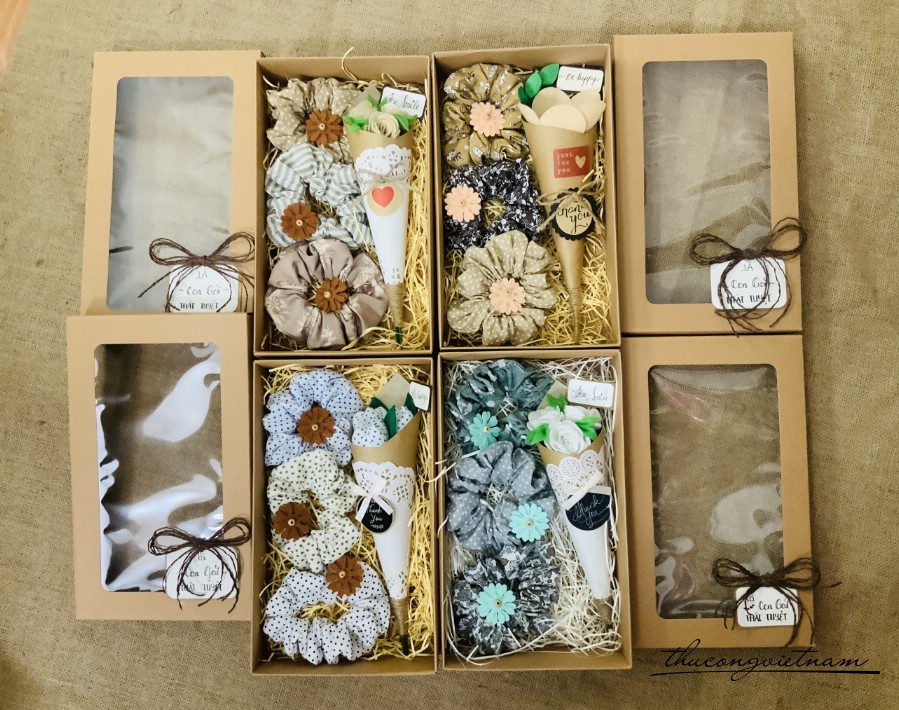 Hộp Scrunchies kèm hoa tông nâu xám