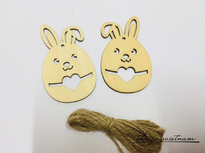 2 thẻ gỗ treo trơn - Thỏ trứng miệng tim
