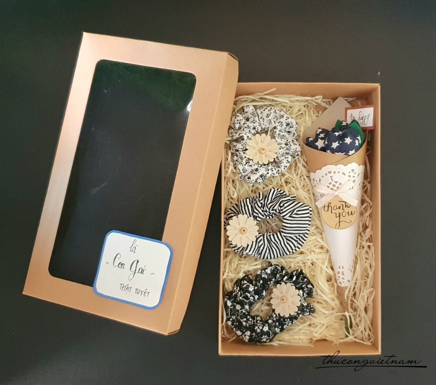 Hộp Scrunchies kèm hoa tông đen