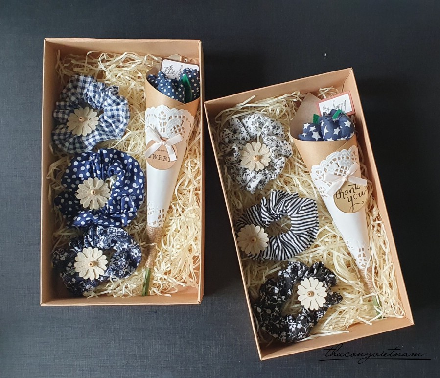 Hộp Scrunchies kèm hoa tông xanh dương đậm