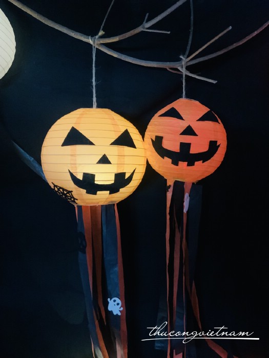 Lồng đèn giấy Halloween kèm đèn có tua rua- Bí Ngô (20cm)