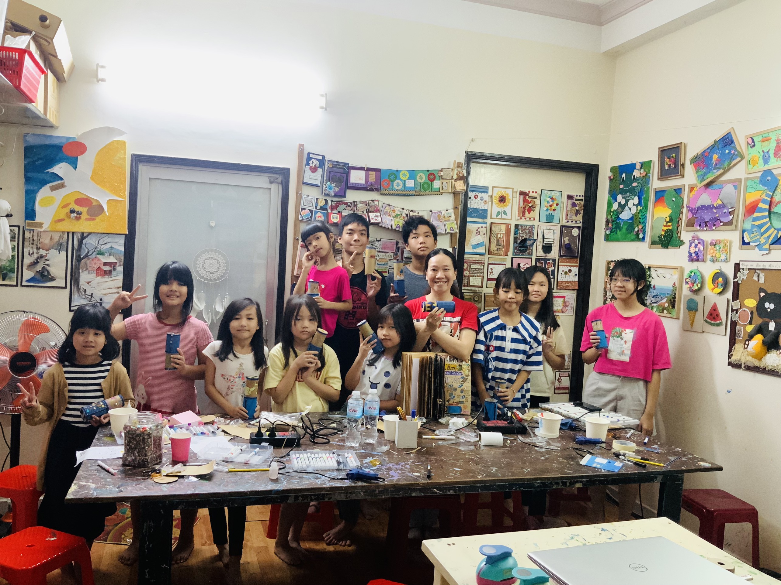 Làm kính vạn hoa cùng các bạn nhỏ lớp hè sáng tạo 