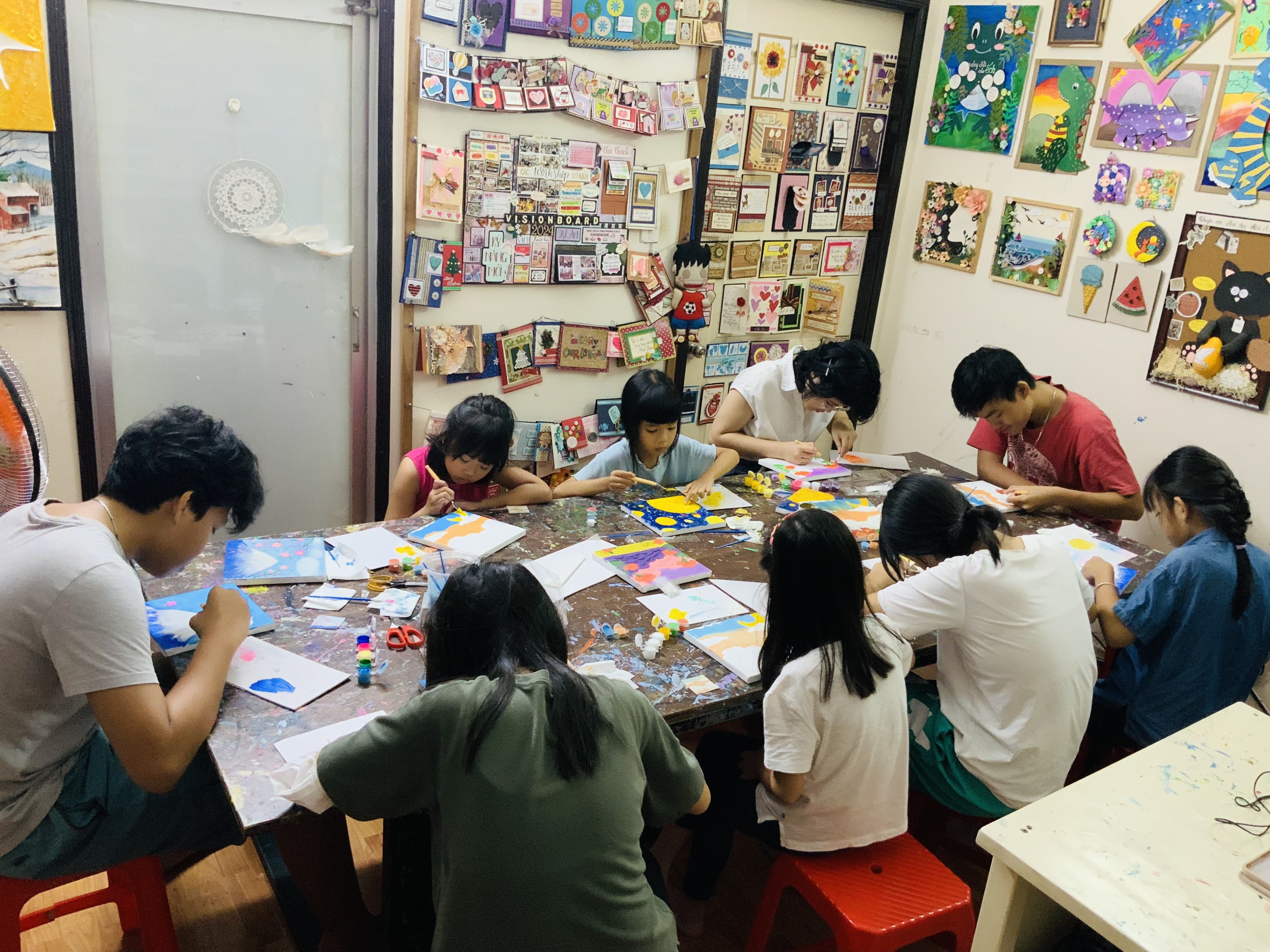 Cùng lớp hè sáng tạo làm tranh cát thạch anh