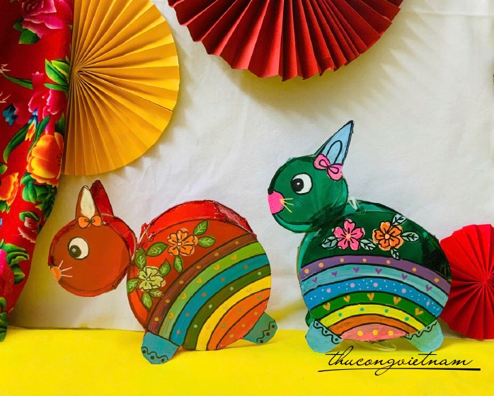 Lồng đèn giấy kiếng hình thỏ vẽ (20-30cm)- Mẫu 3